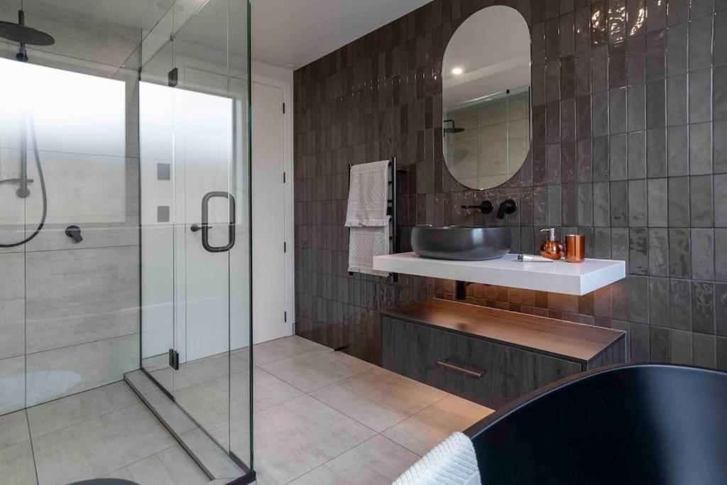 Luxury Escape In Cbd - Walking Distance To Town Villa Tauranga Luaran gambar