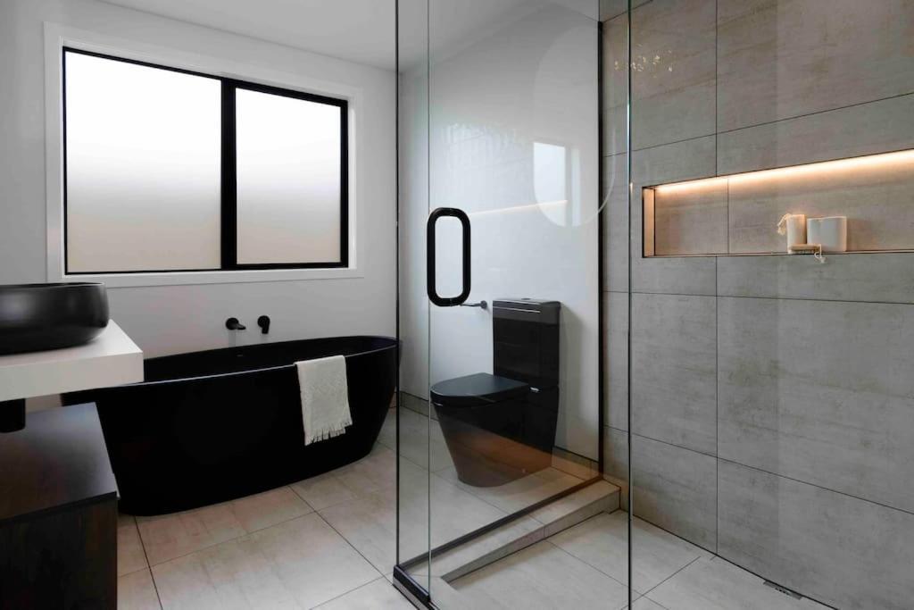 Luxury Escape In Cbd - Walking Distance To Town Villa Tauranga Luaran gambar